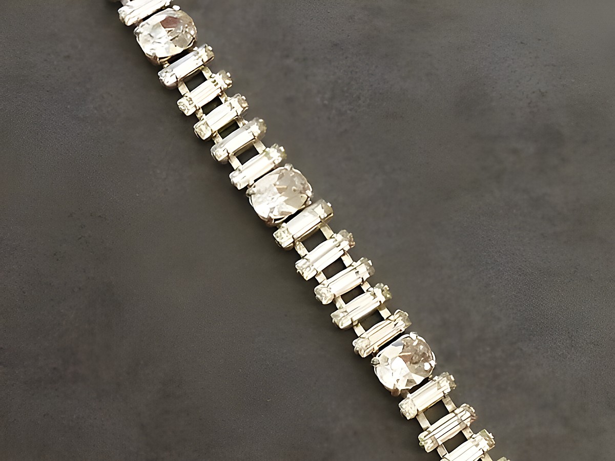 Strass Armband galant in Weiß mit einer Länge von 18 cm und silberfarbener Fassung, hergestellt von Juwelier Harnisch, ideal für besondere Anlässe.