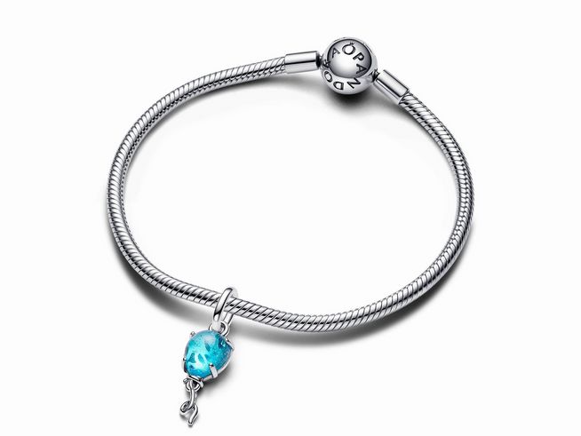 Blauer Muranoglas-Ballon-Anhänger von Pandora aus Sterling Silber an einem eleganten Armband mit dem Herstellerzeichen. Ein stilvolles Schmuckstück in glänzender Ausführung.