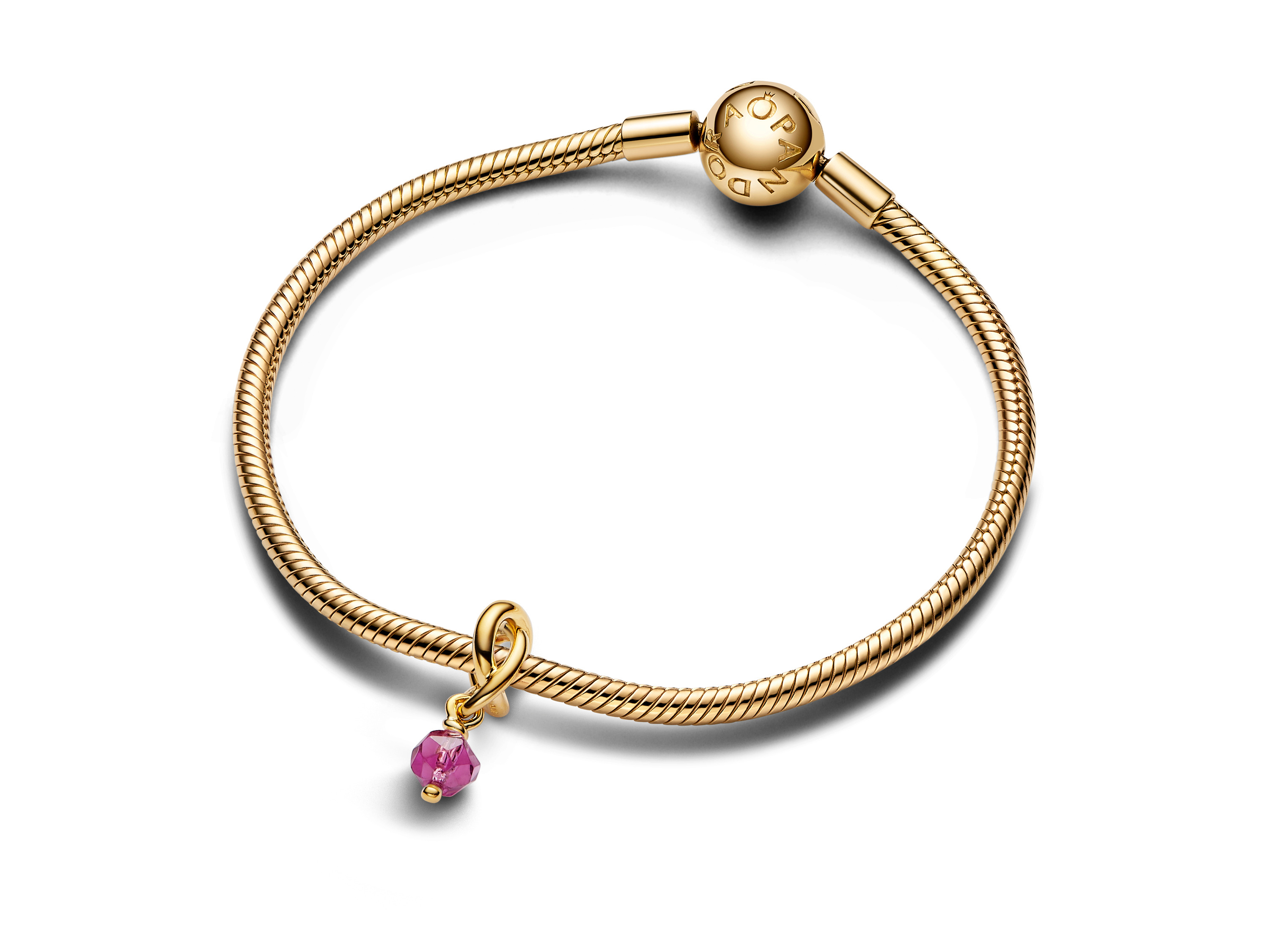 Pandora Monatsstein 763462C10 für Oktober, mit pinkem Kristall, an einem Gelbgold vergoldeten Armband aus hochwertigen Materialien, elegant und zeitlos.