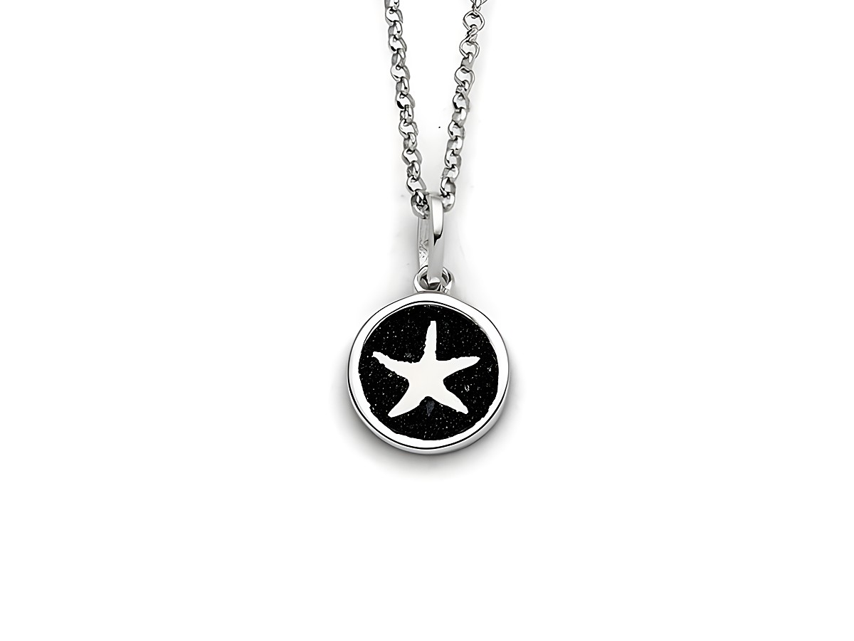 DUR Kette Traum 2.0 aus Sterling Silber mit einem runden Anhänger, der einen weißen Stern auf schwarzem Hintergrund zeigt, in einer Länge von 42 cm.