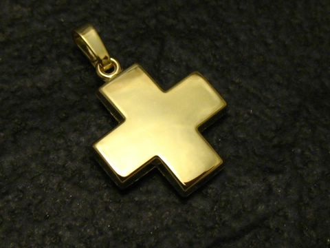 Ein vollplastisches gleichschenkliges Goldkreuz aus Gold 585, hergestellt von Juwelier Harnisch, mit glänzender Oberfläche und stabiler Öse zur Befestigung.