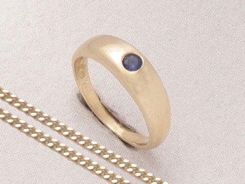 Taufring aus Gold 333 mit Saphir und einer vergoldeten Kette als Taufgeschenk von Juwelier Harnisch, inklusive Kette. Elegantes Design und hochwertige Verarbeitung.