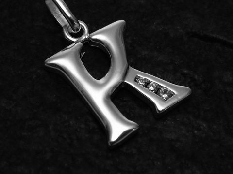 K Buchstaben Anhänger aus Sterling Silber mit Zirkonia, hergestellt von Juwelier Harnisch, in glänzender Oberfläche, ideale Ergänzung für eleganten Schmuck.