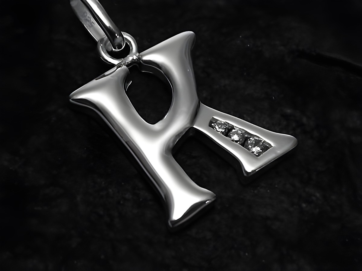 K Buchstaben Anhänger aus Sterling Silber mit Zirkonia, hergestellt von Juwelier Harnisch, in glänzender Oberfläche, ideale Ergänzung für eleganten Schmuck.