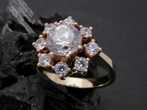 Gold Ring unvergänglich Gold 585 Zirkonia Goldring Gr. 56 von Juwelier Harnisch mit funkelndem Zirkonia-Besatz in blütenförmigem Design. Perfekt für besondere Anlässe.