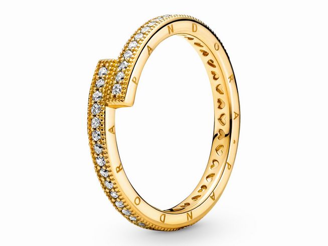 169491058-0 Funkelnder überlappender Ring von Pandora in gelbgold vergoldet mit klaren Zirkonia-Steinen, Größe 58, elegante Details und modernes Design. Perfekt als Schmuckstück für jeden Anlass.