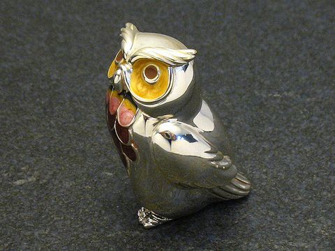 Bunte Eule emailliert in Silber, stehend, 40 mm hoch, gefertigt von Juwelier Harnisch, detailreiche Figur mit auffälligen Augen und farbigen Akzenten.