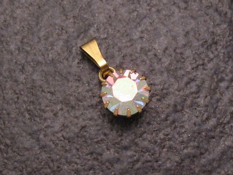 Weißer Strass Anhänger mit rundem, funkelndem Kristall in goldener Fassung, ideal für einen sexy City Look. Hersteller: Juwelier Harnisch. Strass Anhänger in weiteren Formen erhältlich.