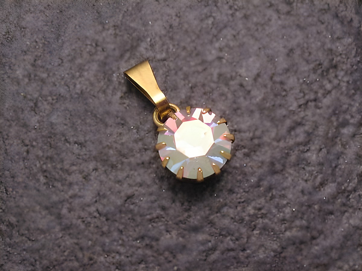 Weißer Strass Anhänger mit rundem, funkelndem Kristall in goldener Fassung, ideal für einen sexy City Look. Hersteller: Juwelier Harnisch. Strass Anhänger in weiteren Formen erhältlich.
