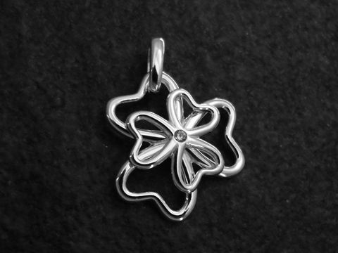 Blume Anhänger modern aus Sterling Silber mit Zirkonia von Juwelier Harnisch, filigrane Blumenmotive auf schwarzem Hintergrund, ideal als Schmuckstück für Pflanzenliebhaber.