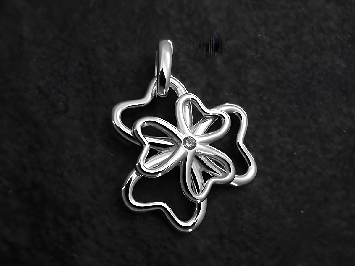 Blume Anhänger modern aus Sterling Silber mit Zirkonia von Juwelier Harnisch, filigrane Blumenmotive auf schwarzem Hintergrund, ideal als Schmuckstück für Pflanzenliebhaber.