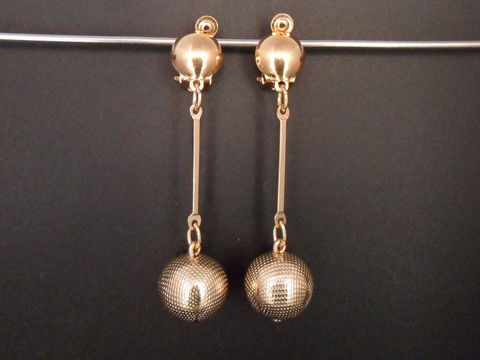 Ohrclip 63,4 mm zeitlos rotgoldfarben von Juwelier Harnisch mit eleganten, herabhängenden Kugeln, die eine stilvolle und klassische Ausstrahlung verleihen. Ideal für besondere Anlässe.