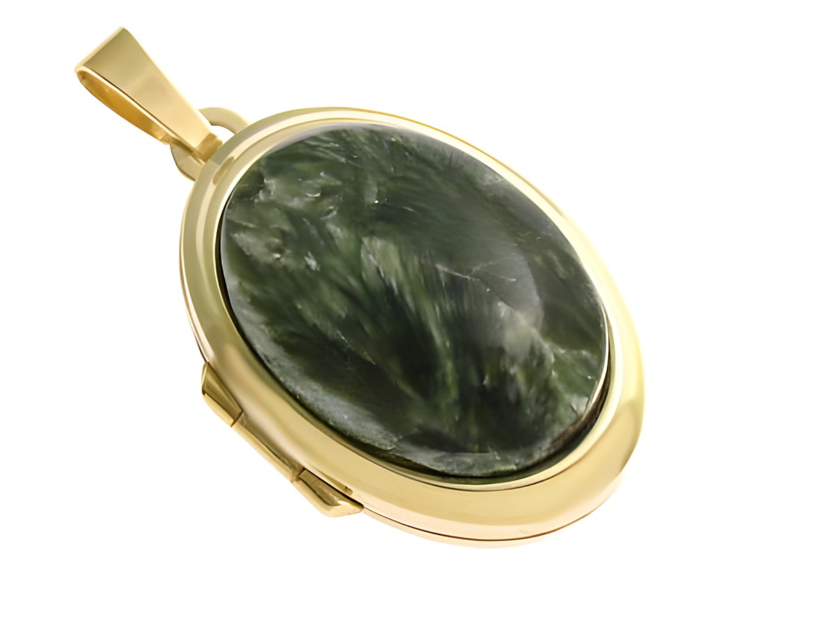 Serpentin Cabochon in ovaler Form, umrahmt von Gold 333, als Medaillon gefertigt vom Juwelier Harnisch, ideal für edlen Schmuck.