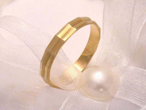 Trauring Ehering NEW LOVE in Gold 585, Gr. 57/18,1, Hersteller Juwelier Harnisch, bis Gr. 58/18,4, auf einem hellen Untergrund mit transparentem Stoff und einer Perle arrangiert.