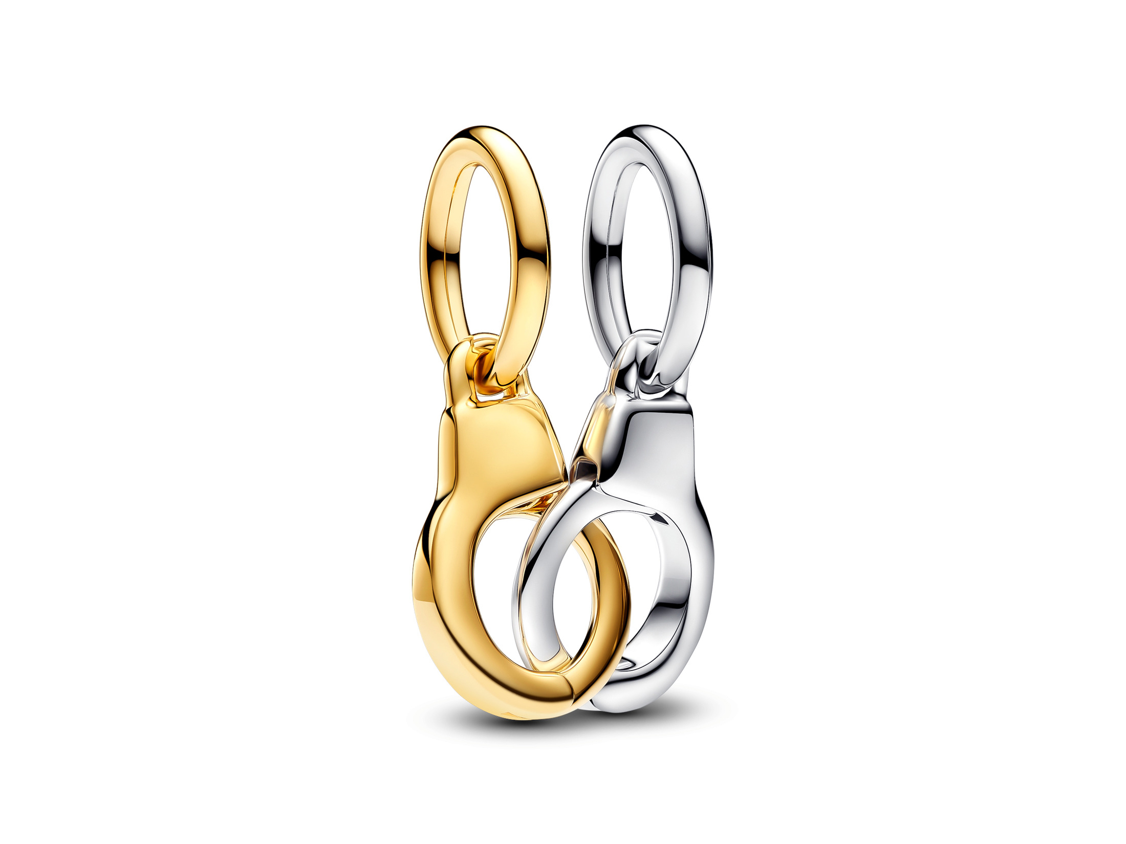 Zwei teilbare Handschellen Charms in bicolor, eines aus glänzendem Gold und das andere aus Silber, symbolisieren Verbindung und Freiheit. Ideal für Pandora Schmuckstücke.