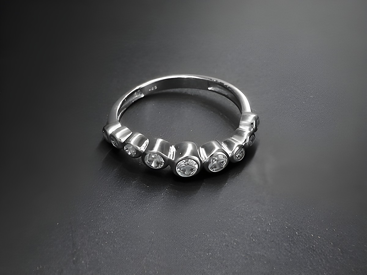 Silber Ring in Wellenform, rhodiniert und funkelnd, besetzt mit Zirkonia, Größe 54, 925 Silber, Hersteller Juwelier Harnisch, elegant und glanzvoll.
