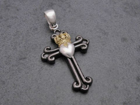 Kreuz Anhänger aus Sterling Silber rhodiniert mit Herz und Krone, Hersteller Juwelier Harnisch, filigranes Muster, elegante Kombination aus Silber und goldfarbener Krone.