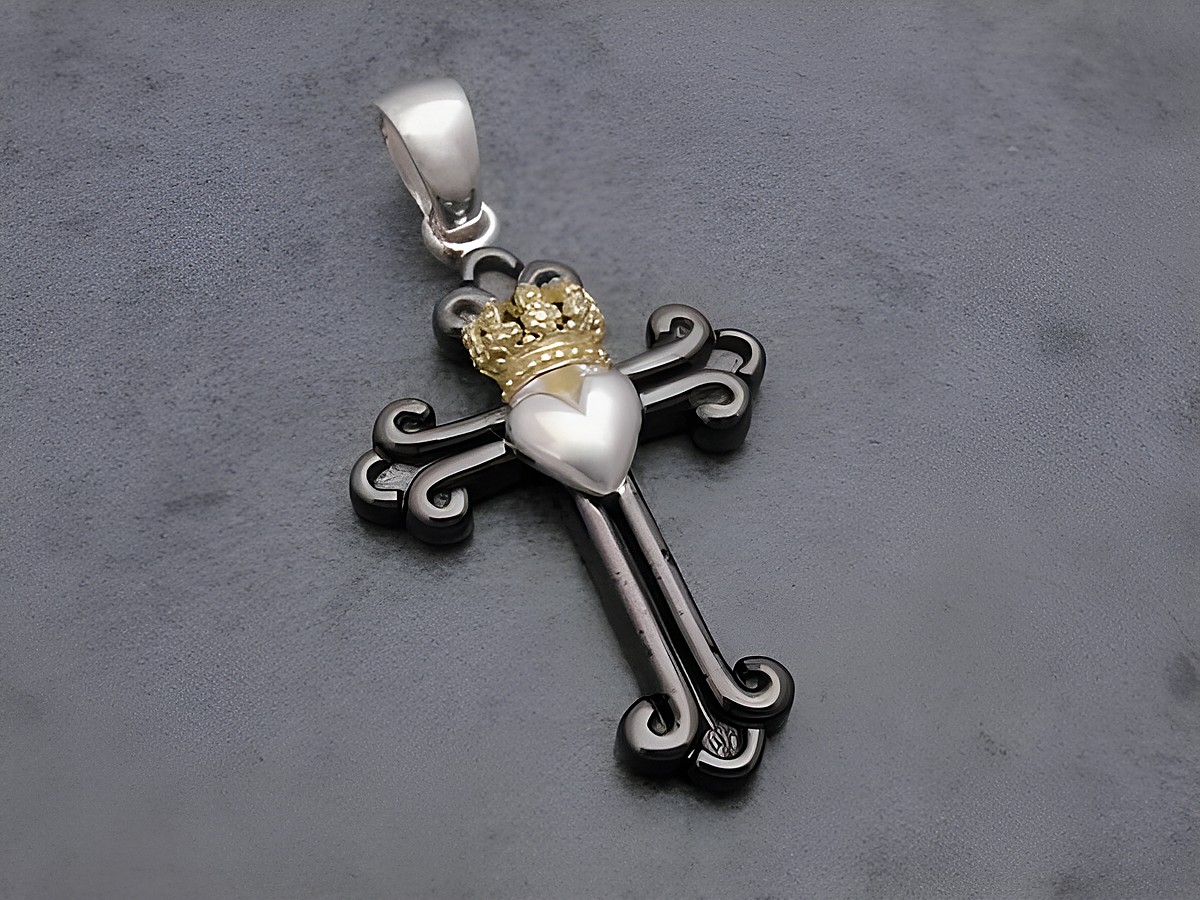 Kreuz Anhänger aus Sterling Silber rhodiniert mit Herz und Krone, Hersteller Juwelier Harnisch, filigranes Muster, elegante Kombination aus Silber und goldfarbener Krone.