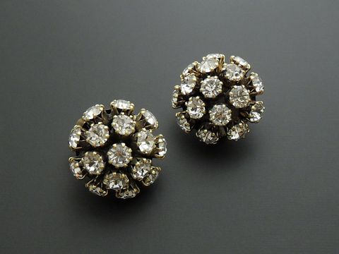 Strass Ohrclips pompös in Weiß von Juwelier Harnisch, funkelnde Strasssteine in blumiger Anordnung, ideal für festliche Anlässe, eleganter Schmuck für jeden Anlass.