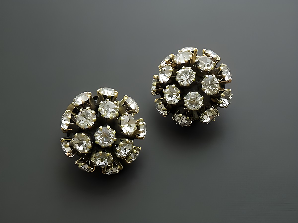 Strass Ohrclips pompös in Weiß von Juwelier Harnisch, funkelnde Strasssteine in blumiger Anordnung, ideal für festliche Anlässe, eleganter Schmuck für jeden Anlass.