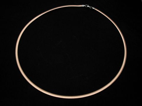 Silber Omega Reifen Tonda aus Sterling Silber mit einer Seite in Silber und einer Seite in Roségold Auflage, Länge 45 cm, Hersteller Juwelier Harnisch, elegantes Collier.