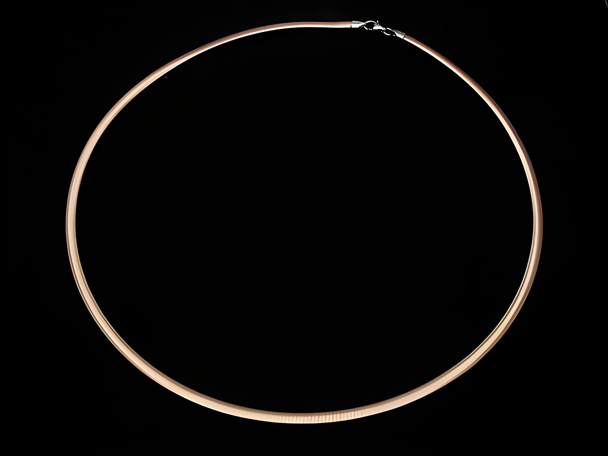 Silber Omega Reifen Tonda aus Sterling Silber mit einer Seite in Silber und einer Seite in Roségold Auflage, Länge 45 cm, Hersteller Juwelier Harnisch, elegantes Collier. – Ansicht 2