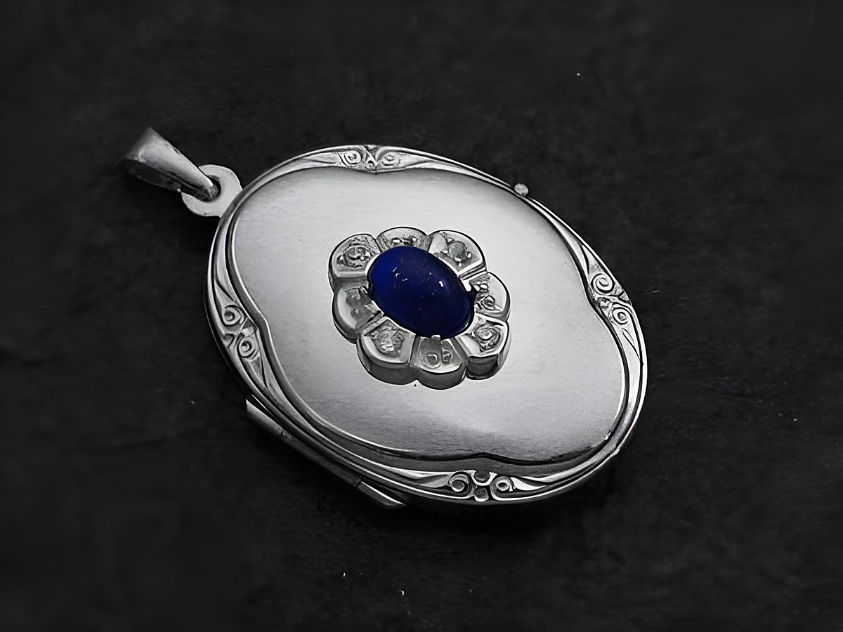 Lapislazuli blau Medaillon Cabochon aus Weißgold 585, hergestellt von Juwelier Harnisch, mit einer eleganten blütenförmigen Fassung und funkelnden Details.