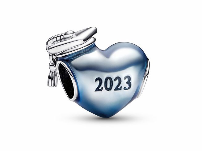 Blaues Herz-Charm mit Gravur 2023, gefertigt aus Sterling Silber und Emaille, verziert mit einer Abbildung eines Abschlusshuts, ideal für den Schulabschluss.