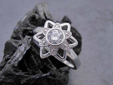 Silberring mit Zirkonia, traumhaftes Design in Weiß, Größe 58, Hersteller: Juwelier Harnisch, bis Größe 58 oder 18,4, ideal für besondere Anlässe.