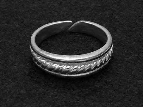 300012-0 Silberring ANTIK - LOOK in Größe wenig verstellbar, hergestellt von Juwelier Harnisch, ohne Stein, mit geflochtenem Design in der Mitte und glänzender Oberfläche.