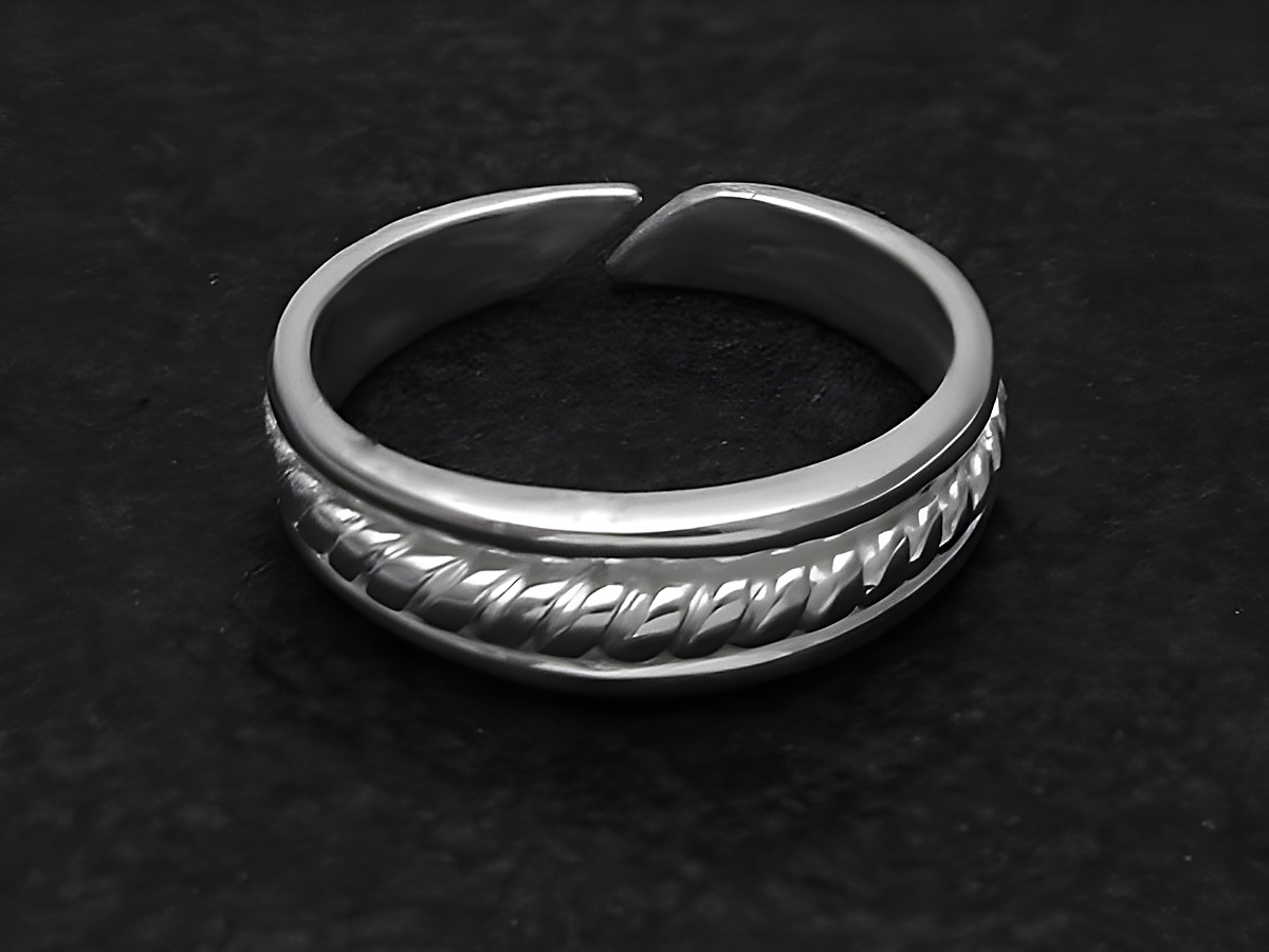 Silberring ANTIK - LOOK in Größe wenig verstellbar, hergestellt von Juwelier Harnisch, ohne Stein, mit geflochtenem Design in der Mitte und glänzender Oberfläche.
