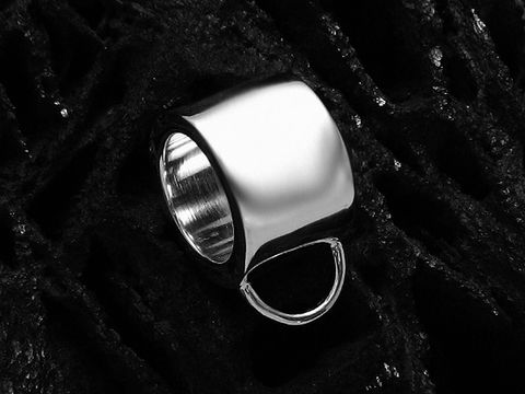 Charms Träger für Kette aus Sterling Silber, poliert, mit einem eleganten, glänzenden Design, ideal zum Befestigen von Charms, präsentiert auf einer dunklen, strukturierten Oberfläche.