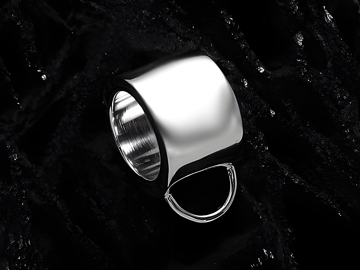Charms Träger für Kette aus Sterling Silber, poliert, mit einem eleganten, glänzenden Design, ideal zum Befestigen von Charms, präsentiert auf einer dunklen, strukturierten Oberfläche.