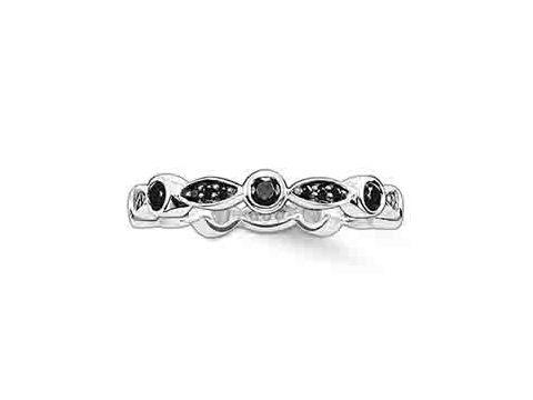 Silberner Ring von Thomas Sabo mit schwarzen Zirkonia, Modell TR1985-051-11-54, Größe 54, zeichnet sich durch ein elegantes Design und detailreiche Verarbeitung aus.