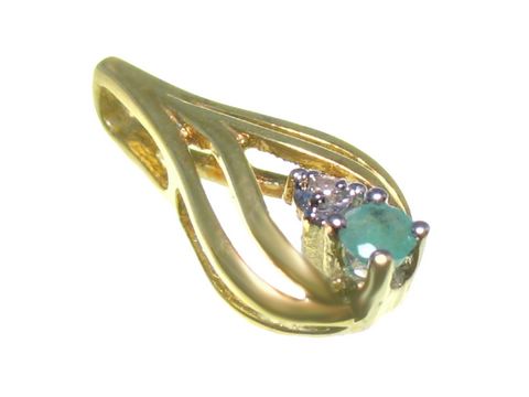 Smaragd-Diamant-Gold-Anhänger in bicolor, 15 mm, von Juwelier Harnisch, mit einem leuchtenden Smaragd und funkelnden Diamanten in einer eleganten, geschwungenen Fassung.