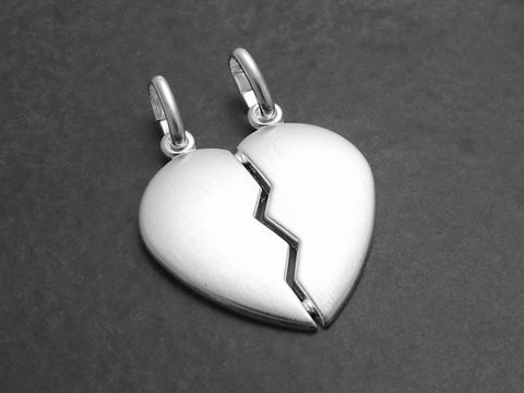 Silber Anhänger Partner Herz mattiert mit einer eleganten, gebrochenen Herzform. Der Anhänger symbolisiert Verbundenheit und eignet sich perfekt als Geschenk für Paare. Hersteller: Juwelier Harnisch.
