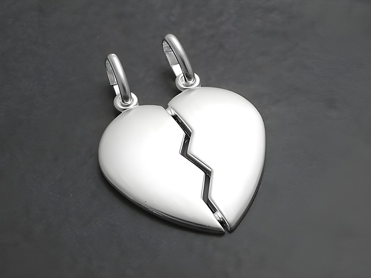 Silber Anhänger Partner Herz mattiert mit einer eleganten, gebrochenen Herzform. Der Anhänger symbolisiert Verbundenheit und eignet sich perfekt als Geschenk für Paare. Hersteller: Juwelier Harnisch.