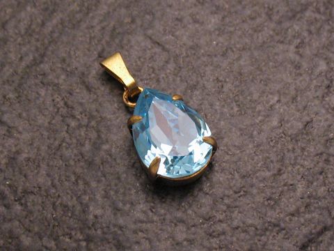 Blauer Strass Anhänger im sexy City Look in Tropfenform, hergestellt von Juwelier Harnisch, ideal für stilvolle Akzente und vielfältige Kombinationsmöglichkeiten.