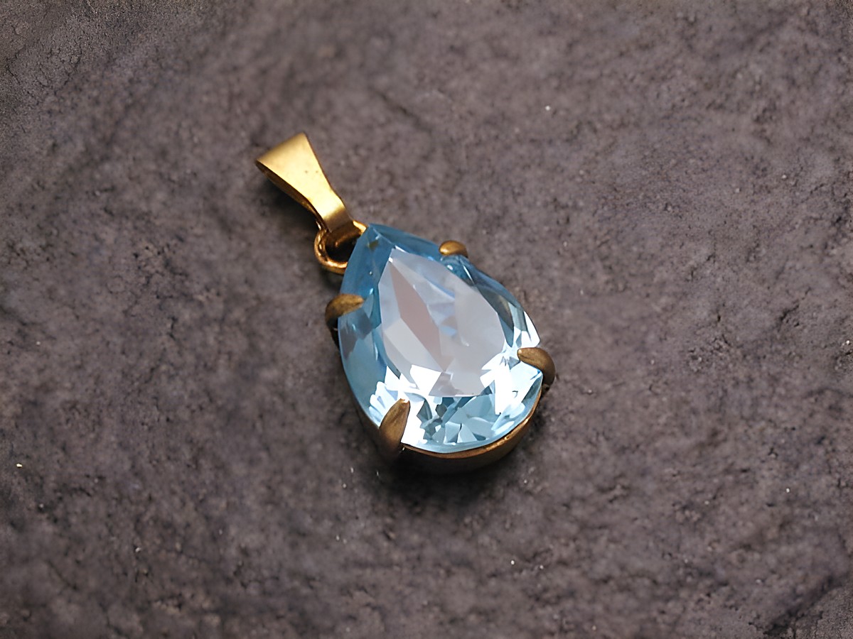 Blauer Strass Anhänger im sexy City Look in Tropfenform, hergestellt von Juwelier Harnisch, ideal für stilvolle Akzente und vielfältige Kombinationsmöglichkeiten.