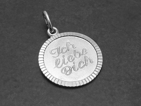 Mattierter, runder Silberanhänger mit der Gravur "Ich liebe Dich", Hersteller Juwelier Harnisch. Ideal als liebevolles Geschenk für besondere Anlässe.
