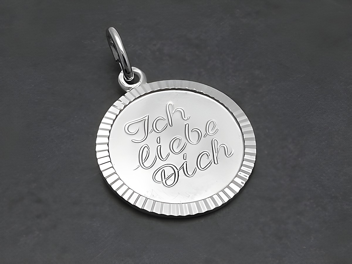 Mattierter, runder Silberanhänger mit der Gravur "Ich liebe Dich", Hersteller Juwelier Harnisch. Ideal als liebevolles Geschenk für besondere Anlässe.
