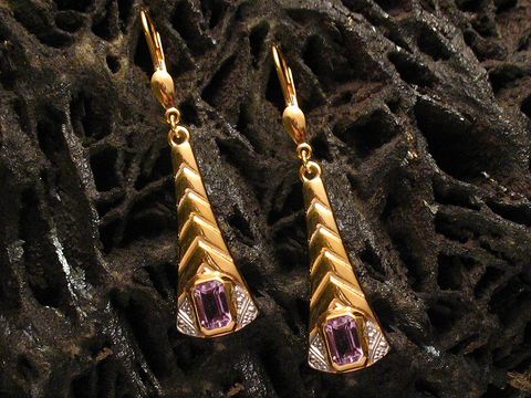 Gold Ohrhänger mit Amethyst und bicolor Design von Juwelier Harnisch. Elegante Ohrhänger mit einem funkelnden Stein und kunstvollem Muster, ideal für besondere Anlässe.