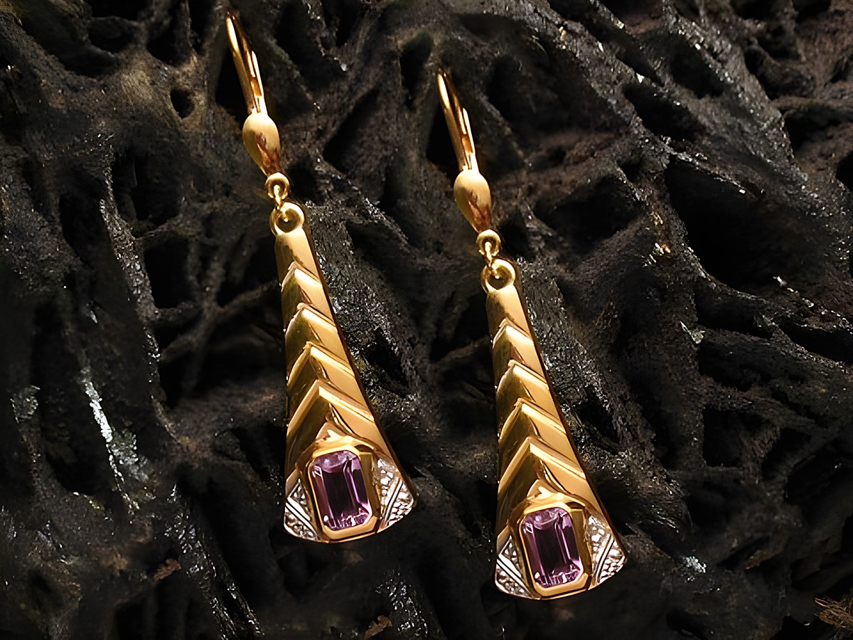 Gold Ohrhänger mit Amethyst und bicolor Design von Juwelier Harnisch. Elegante Ohrhänger mit einem funkelnden Stein und kunstvollem Muster, ideal für besondere Anlässe.