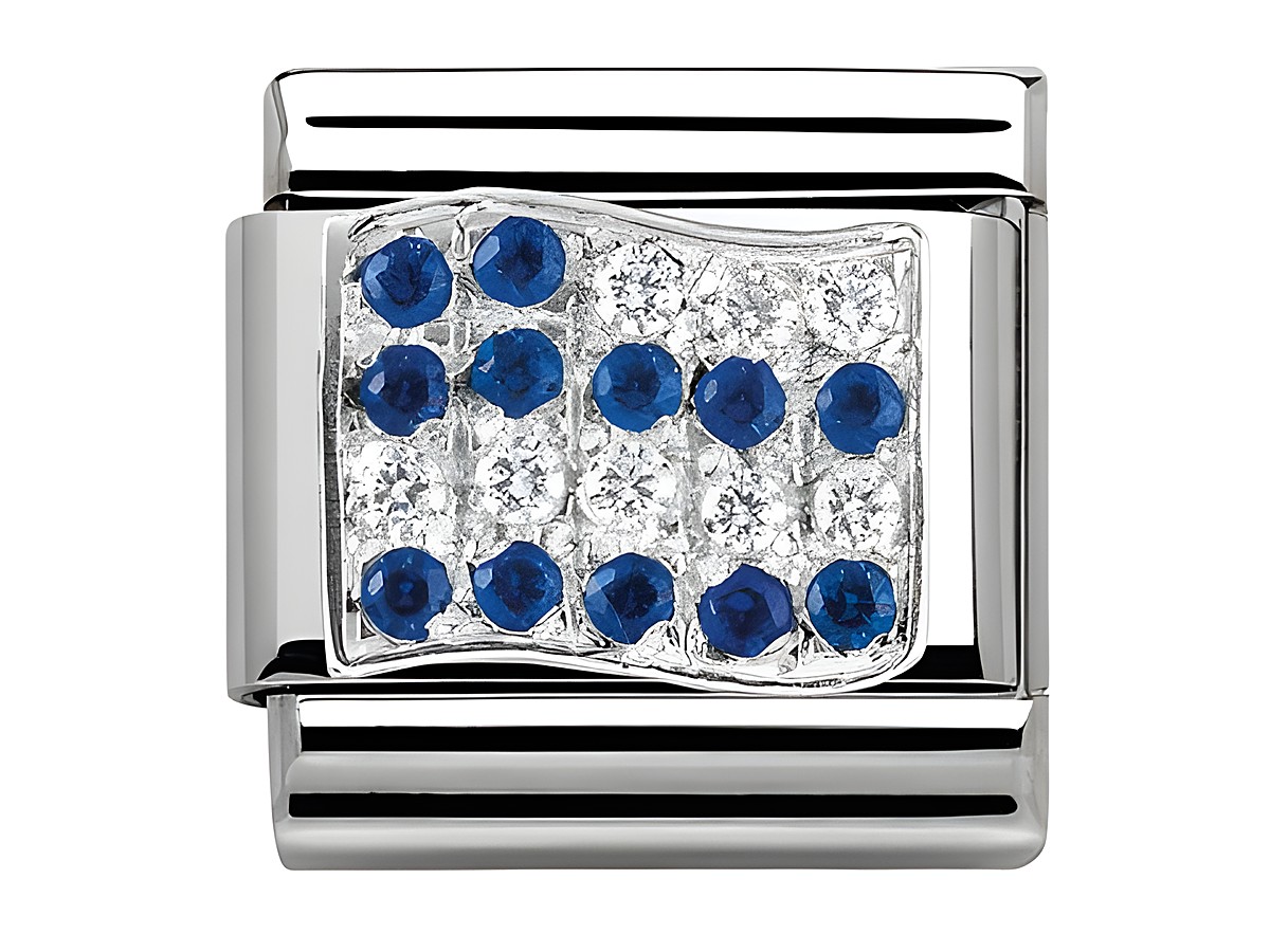Ein elegantes Charm mit der griechischen Flagge aus Zirkonia in klassischem Silber mit blauen und klaren Steinen, gefertigt von Nomination SilverShine.