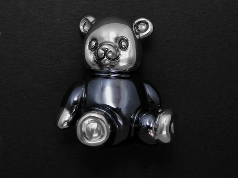 Sitzender Teddybär aus rhodiniertem Echtsilber in anthrazit, niedlich gestaltet, Hersteller Juwelier Harnisch, ideal als dekoratives Sammlerstück oder Geschenk.