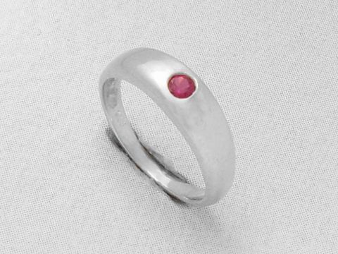 Taufring aus 585 Weißgold mit echtem Rubin. Der schlicht gestaltete Ring strahlt Eleganz aus und stammt vom Juwelier Harnisch. Ideal für besondere Anlässe.