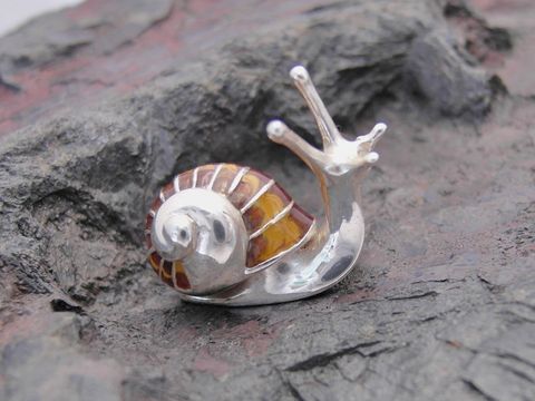 Silber Dekofigur Schnecke Tier stehend Emaille, Hersteller Juwelier Harnisch, detailreiche Gestaltung mit glänzender Oberfläche und farbiger Muschel. Ideal als dekoratives Element.