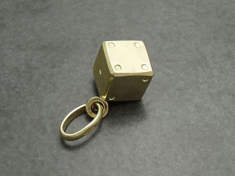 Anhänger Würfel aus Gold 333, hergestellt von Juwelier Harnisch. Der Würfel hat eine klare Form und ist an einem runden Ring befestigt, ideal für individuelle Schmuckstücke.