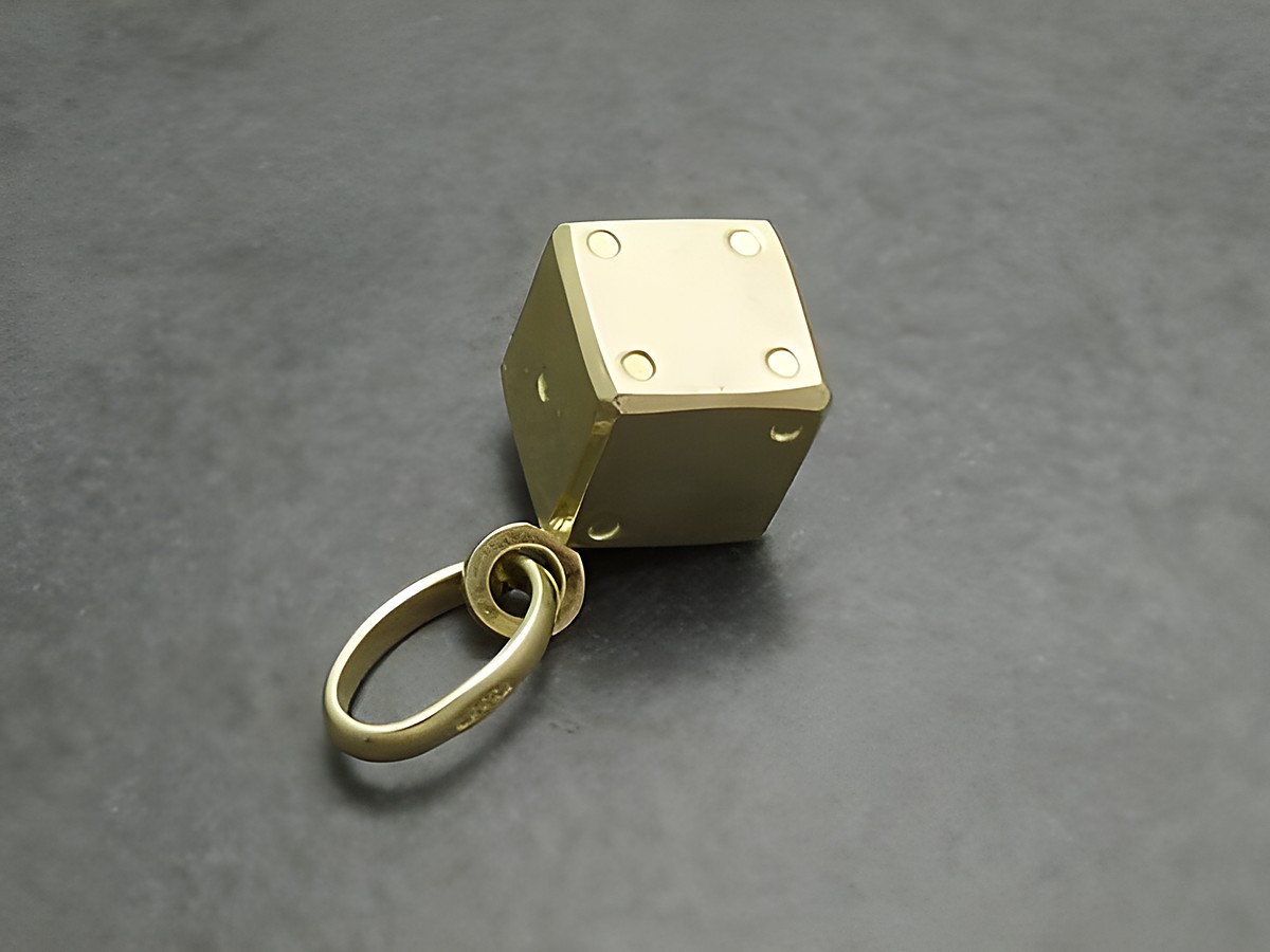 Anhänger Würfel aus Gold 333, hergestellt von Juwelier Harnisch. Der Würfel hat eine klare Form und ist an einem runden Ring befestigt, ideal für individuelle Schmuckstücke.
