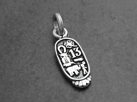 Ovales Ägypten Zeichen aus 925 Sterling Silber, Anhänger von Juwelier Harnisch, Ägypten, mit hieroglyphischen Motiven und detaillierter Gestaltung.